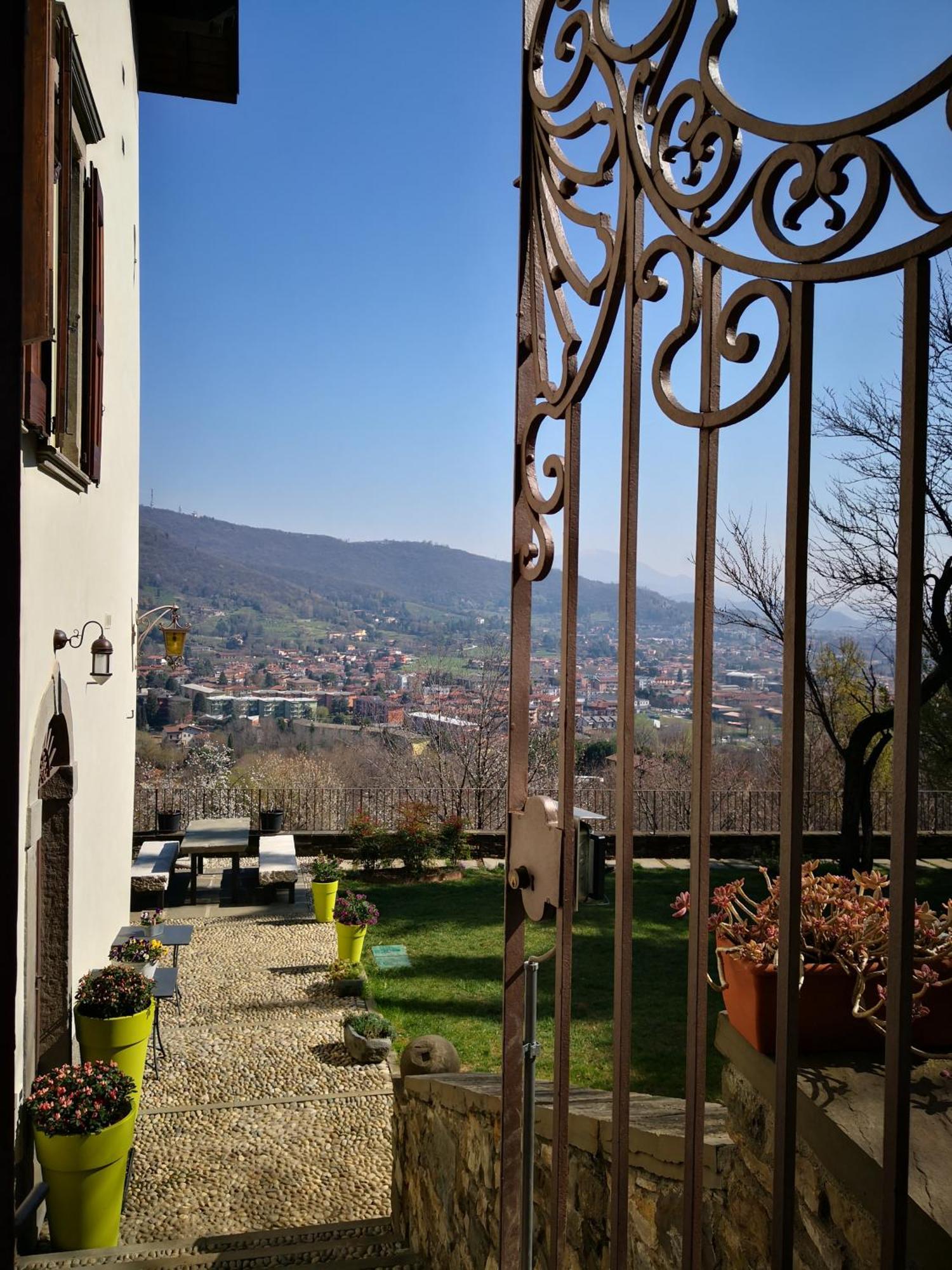 B&B Dimora Delle Donnole Bergamo Alta Exterior photo